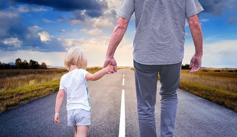 الحلم بالمشي مع الميت