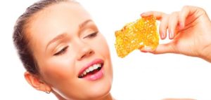 فوائد استخدام العسل والدقيق لشعر الوجه