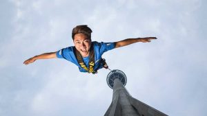 الحلم بالقفز من مكان مرتفع