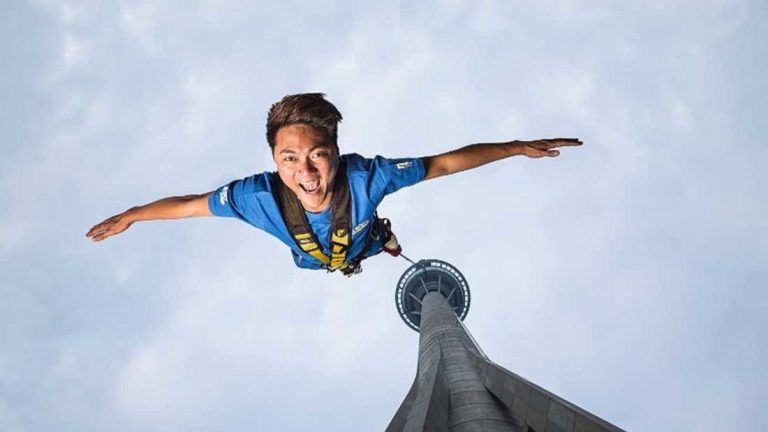 الحلم بالقفز من مكان مرتفع